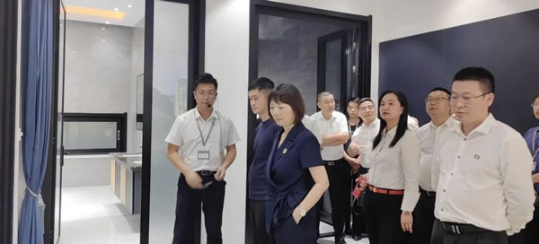 欧亚达家居董事长兼总裁徐建刚一行莅临易欧思参观交流